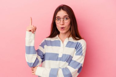 Pembe arka planda soyutlanmış beyaz bir kadın. Harika bir fikri var. Yaratıcılık kavramı..