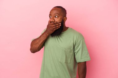 Ağzını eliyle kapatan bir fotokopi odasına çok düşünceli bakıyorsun..