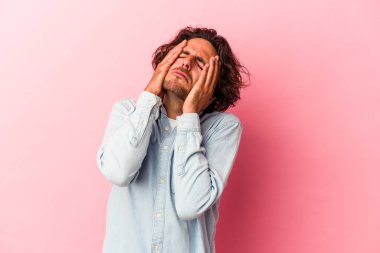 Kafkasyalı genç adam, pembe fırında yalnız başına sızlanıyor ve ağlıyordu..