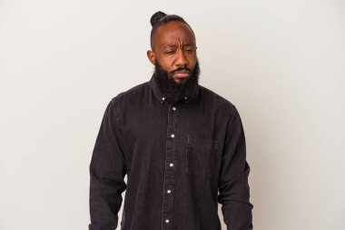 Pembe arka planda sakallı Afrikalı Amerikalı adam üzgün, ciddi yüzlü, mutsuz ve hoşnutsuz..