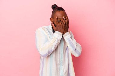 Korkmuş ve gergin parmaklarınla göz kırp.