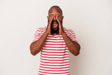 Pembe arka planda sakallı Afrikalı Amerikalı adam heyecanlı bir şekilde bağırıyor..