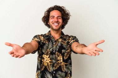 Beyaz arka planda izole edilmiş beyaz bir genç hoş bir ifade sergiliyor..