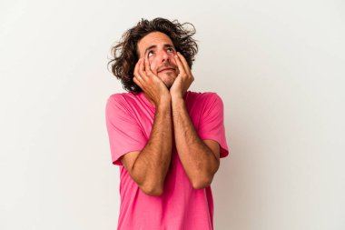 Beyaz arka planda ağlayan ve sızlanan beyaz tenli genç bir adam var..