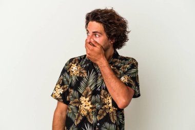 Beyaz arka planda izole edilmiş beyaz tenli genç adam ağzını eliyle kapatan bir fotokopi odasına bakıyor..