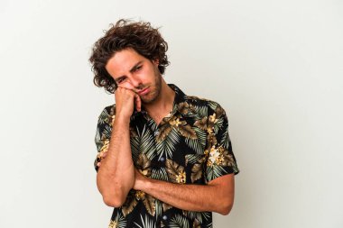 Beyaz arka planda izole edilmiş, üzgün ve dalgın hisseden genç beyaz bir adam fotokopi alanına bakıyor..