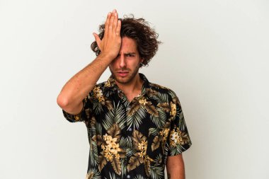 Beyaz arka planda izole edilmiş genç beyaz bir adam bir şeyi unutuyor. Alnına avuç içi ve gözlerini kapayarak vuruyor..