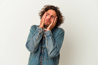 Beyaz arka planda ağlayan ve sızlanan beyaz tenli genç bir adam var..