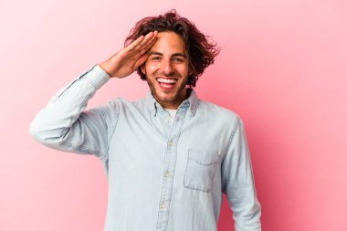 Pembe fırında izole edilmiş genç beyaz adam yüksek sesle bağırıyor, gözleri açık ve elleri gergin tutuyor..