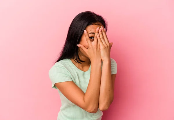 Giovane Donna Venezuelana Isolata Sfondo Rosa Lampeggia Attraverso Dita Spaventate — Foto Stock