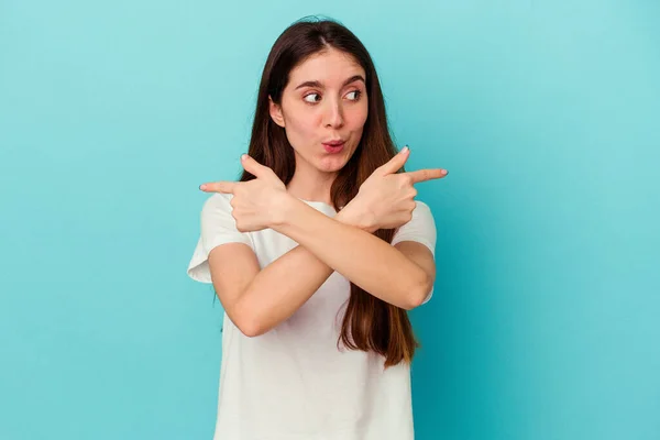 Mulher Caucasiana Jovem Isolado Pontos Fundo Azul Lateralmente Está Tentando — Fotografia de Stock