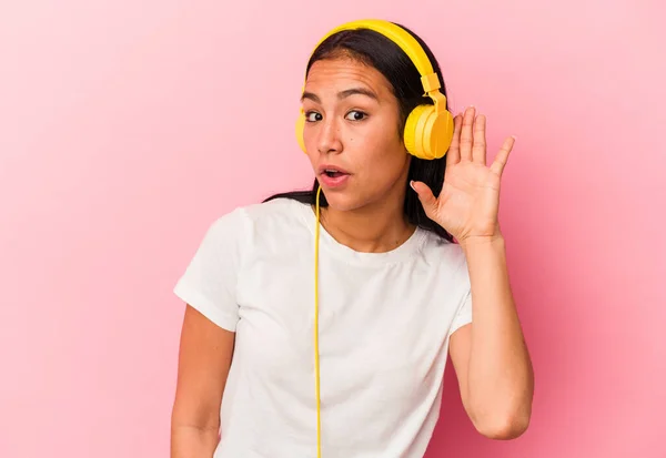 Joven Venezolana Escuchando Música Aislada Sobre Fondo Rosa Tratando Escuchar — Foto de Stock