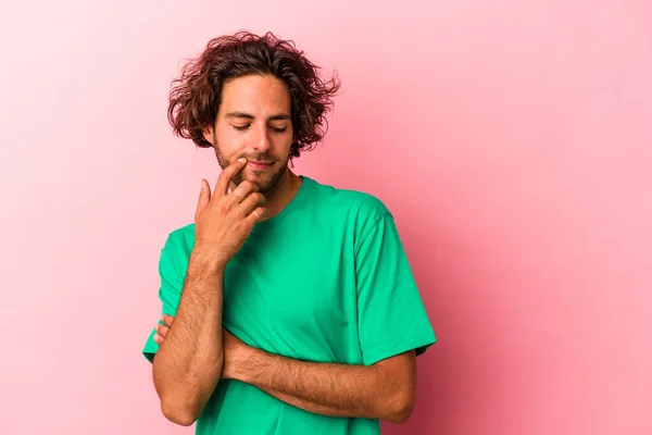 Jonge Blanke Man Geïsoleerd Roze Bakcground Kijken Zijwaarts Met Twijfelachtige — Stockfoto