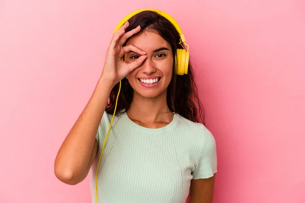 Giovane Donna Caucasica Ascoltare Musica Isolata Sfondo Rosa Eccitato Mantenendo — Foto Stock