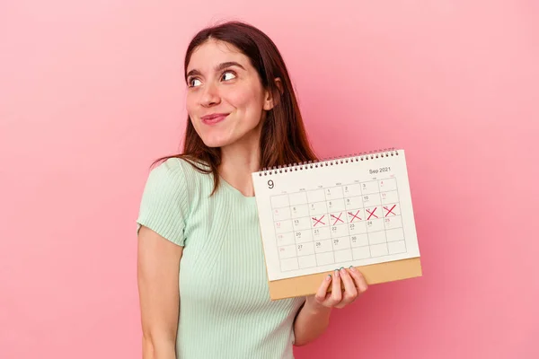 Giovane Donna Caucasica Possesso Calendario Isolato Sfondo Rosa Sognando Raggiungere — Foto Stock