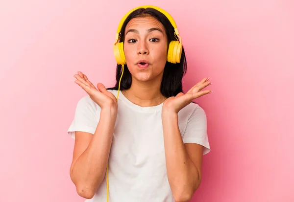 Giovane Donna Venezuelana Ascoltare Musica Isolata Sfondo Rosa Sorpreso Scioccato — Foto Stock