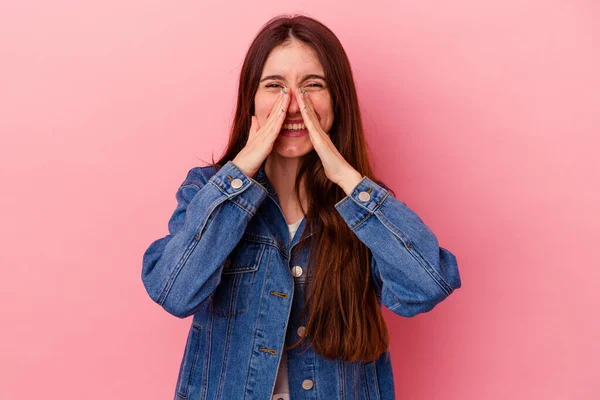 Jonge Blanke Vrouw Geïsoleerd Roze Achtergrond Zeggen Een Roddel Wijzend — Stockfoto