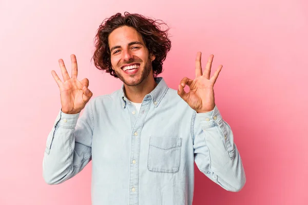 Jonge Blanke Man Geïsoleerd Roze Bakcground Vrolijk Vol Vertrouwen Tonen — Stockfoto