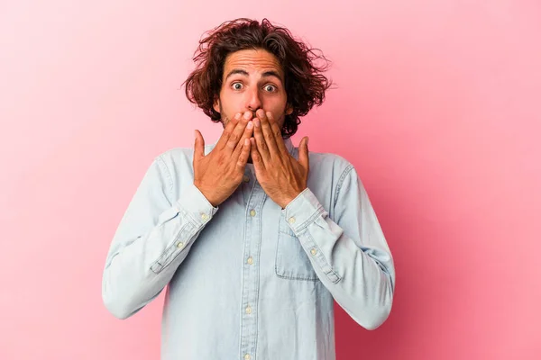 Ung Kaukasisk Man Isolerad Rosa Bakverk Chockad Täcker Munnen Med — Stockfoto