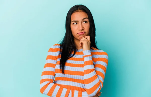 Jonge Venezolaanse Vrouw Geïsoleerd Blauwe Achtergrond Ontspannen Denken Iets Zoek — Stockfoto