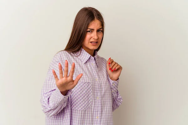 Jonge Blanke Vrouw Geïsoleerd Witte Achtergrond Bedekt Oren Met Handen — Stockfoto