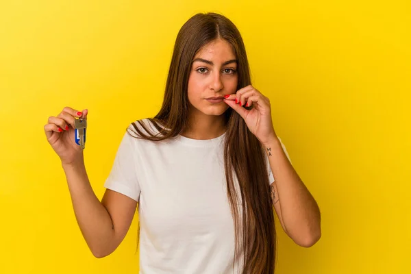 Junge Kaukasische Frau Mit Einem Hausschlüssel Auf Gelbem Hintergrund Und — Stockfoto