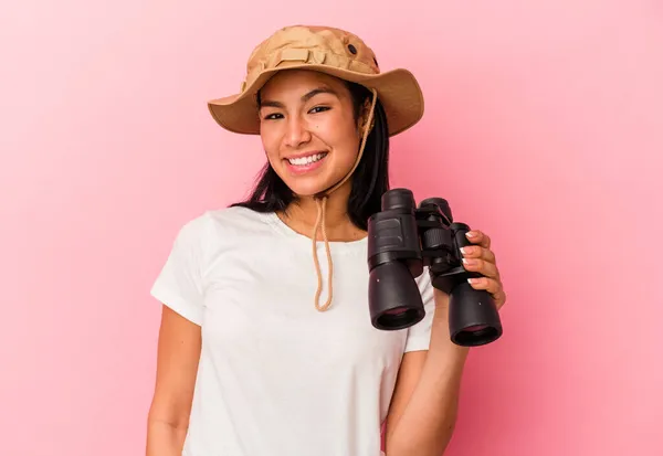 Junge Frau Mit Fernglas Auf Rosa Hintergrund Glücklich Lächelnd Und — Stockfoto