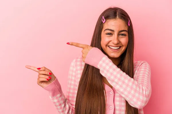 Giovane Donna Caucasica Isolato Sfondo Rosa Eccitato Indicando Con Indici — Foto Stock