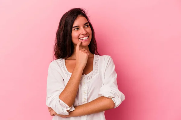 Giovane Donna Caucasica Isolata Sfondo Rosa Rilassato Pensando Qualcosa Guardando — Foto Stock