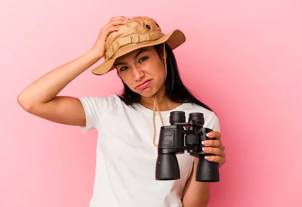 Junge Mischlingsforscherin Mit Fernglas Isoliert Auf Rosa Hintergrund Schockiert Sie — Stockfoto