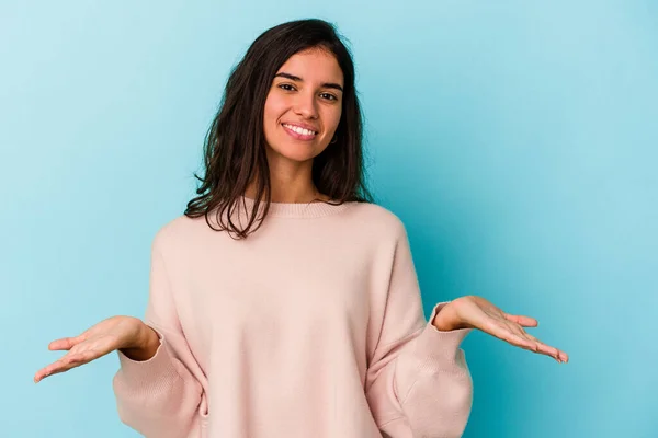 Mujer Joven Caucásica Aislada Sobre Fondo Azul Hace Escala Con — Foto de Stock