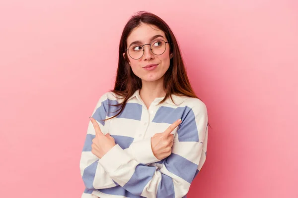 Joven Mujer Caucásica Aislada Puntos Fondo Rosa Lado Está Tratando —  Fotos de Stock