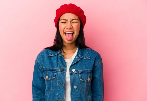 Joven Venezolana Aislada Sobre Fondo Rosa Divertida Amigable Sobresaliendo Lengua —  Fotos de Stock