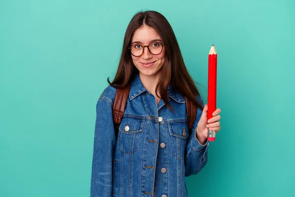 Joven Estudiante Caucásica Sosteniendo Lápiz Grande Aislado Sobre Fondo Azul — Foto de Stock