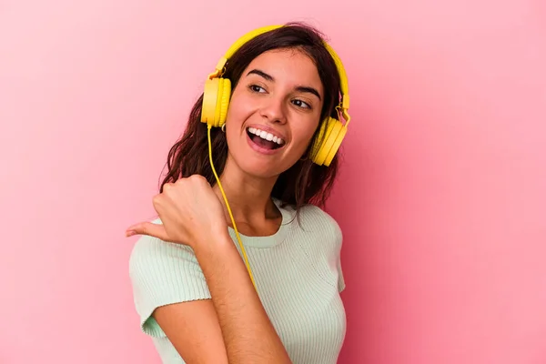 Νεαρή Καυκάσια Γυναίκα Ακούει Μουσική Απομονωμένη Ροζ Σημεία Τον Αντίχειρα — Φωτογραφία Αρχείου