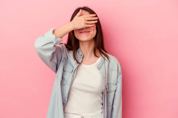 Jonge Blanke Vrouw Geïsoleerd Roze Achtergrond Bedekt Ogen Met Handen — Stockfoto
