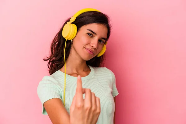 Giovane Donna Caucasica Ascoltare Musica Isolata Sfondo Rosa Puntando Con — Foto Stock