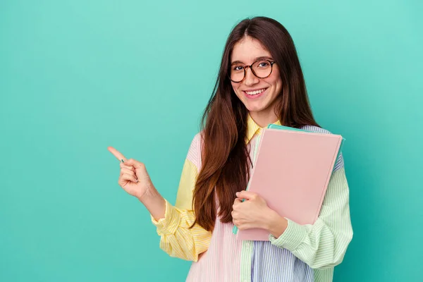 Młody Student Kaukaski Kobieta Odizolowany Niebieskim Tle Uśmiechając Się Wskazując — Zdjęcie stockowe