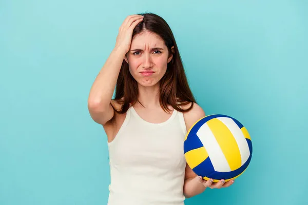 Молода Біла Жінка Яка Грає Волейбол Ізольована Синьому Фоні Шокує — стокове фото