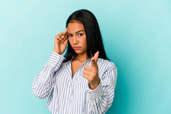 Jonge Venezolaanse Vrouw Geïsoleerd Blauwe Achtergrond Wijzende Tempel Met Vinger — Stockfoto