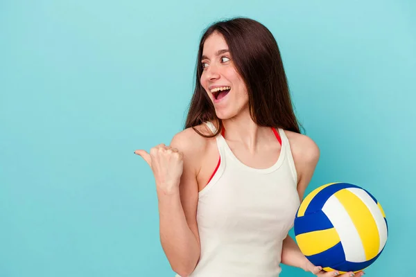 Mujer Caucásica Joven Jugando Voleibol Aislado Puntos Fondo Azul Con —  Fotos de Stock