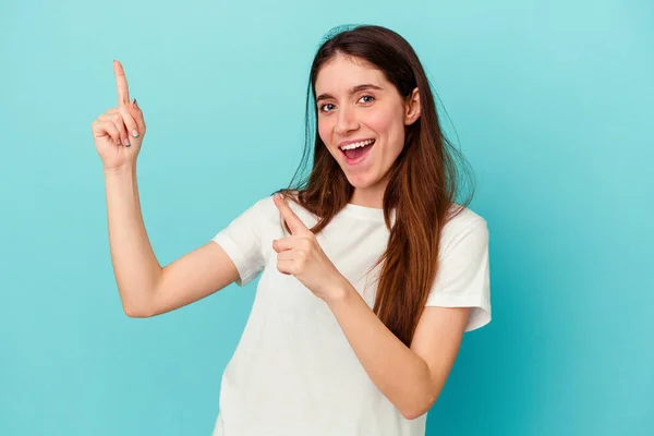 Giovane Donna Caucasica Isolata Sfondo Blu Ballare Divertirsi — Foto Stock