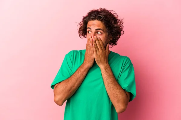 Jonge Blanke Man Geïsoleerd Roze Bakcground Attent Zoek Naar Een — Stockfoto