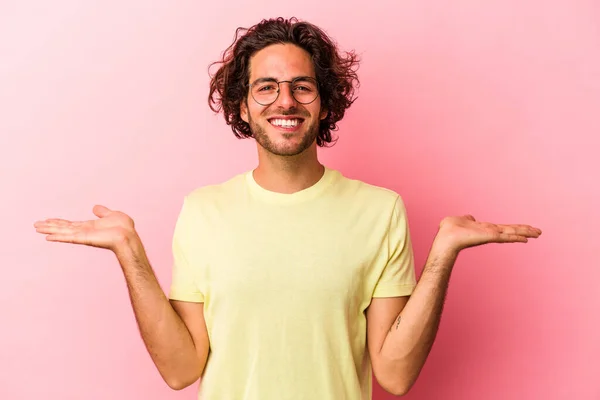 Pembe Fırında Izole Edilmiş Genç Beyaz Adam Kollarıyla Ölçek Yapar — Stok fotoğraf