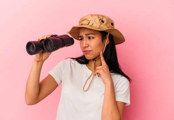 Junge Mischlingsforscherin Mit Fernglas Isoliert Auf Rosa Hintergrund — Stockfoto