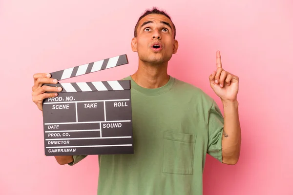 Young Venezuelan Man Holding Clapperboard Isolated Pink Background Pointing Upside — Stock Photo, Image