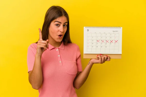 Giovane Donna Caucasica Possesso Calendario Isolato Sfondo Giallo Con Idea — Foto Stock