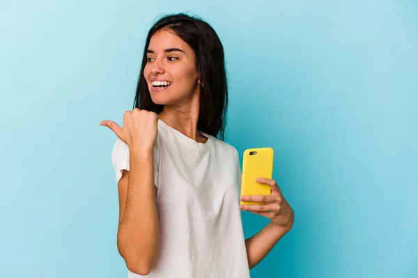 Молодая Белая Женщина Держит Мобильный Телефон Изолированный Синем Фоне Большим — стоковое фото