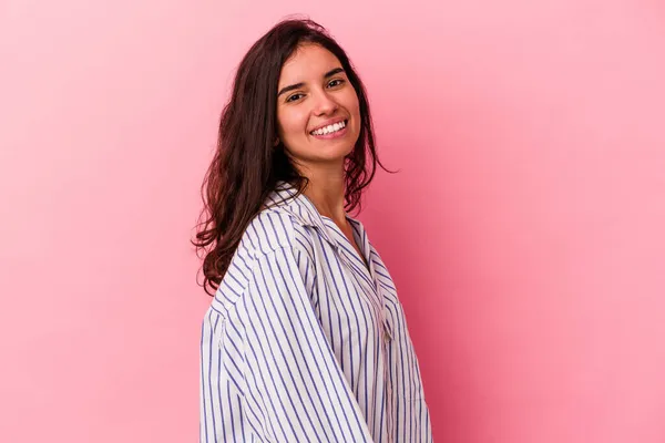 Mujer Joven Caucásica Aislada Sobre Fondo Rosa Confiada Manteniendo Las — Foto de Stock