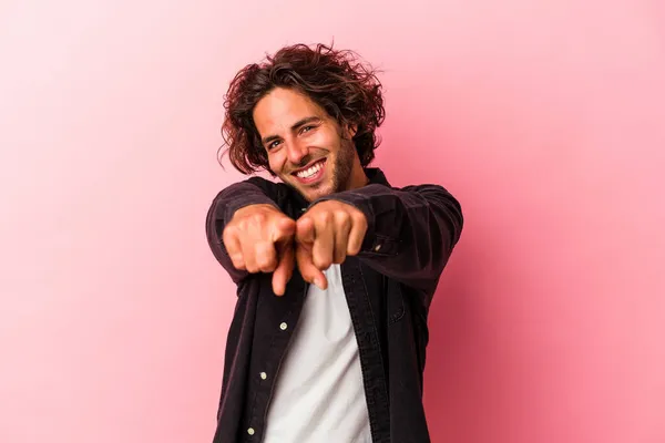 Jovem Caucasiano Isolado Chão Rosa Apontando Para Frente Com Dedos — Fotografia de Stock